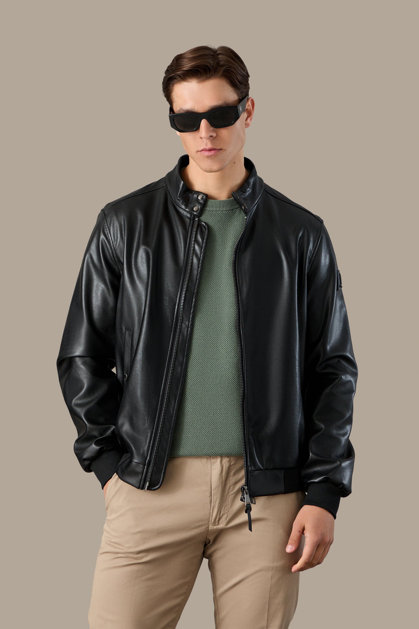 R57042M261_BLACK_01.jpg