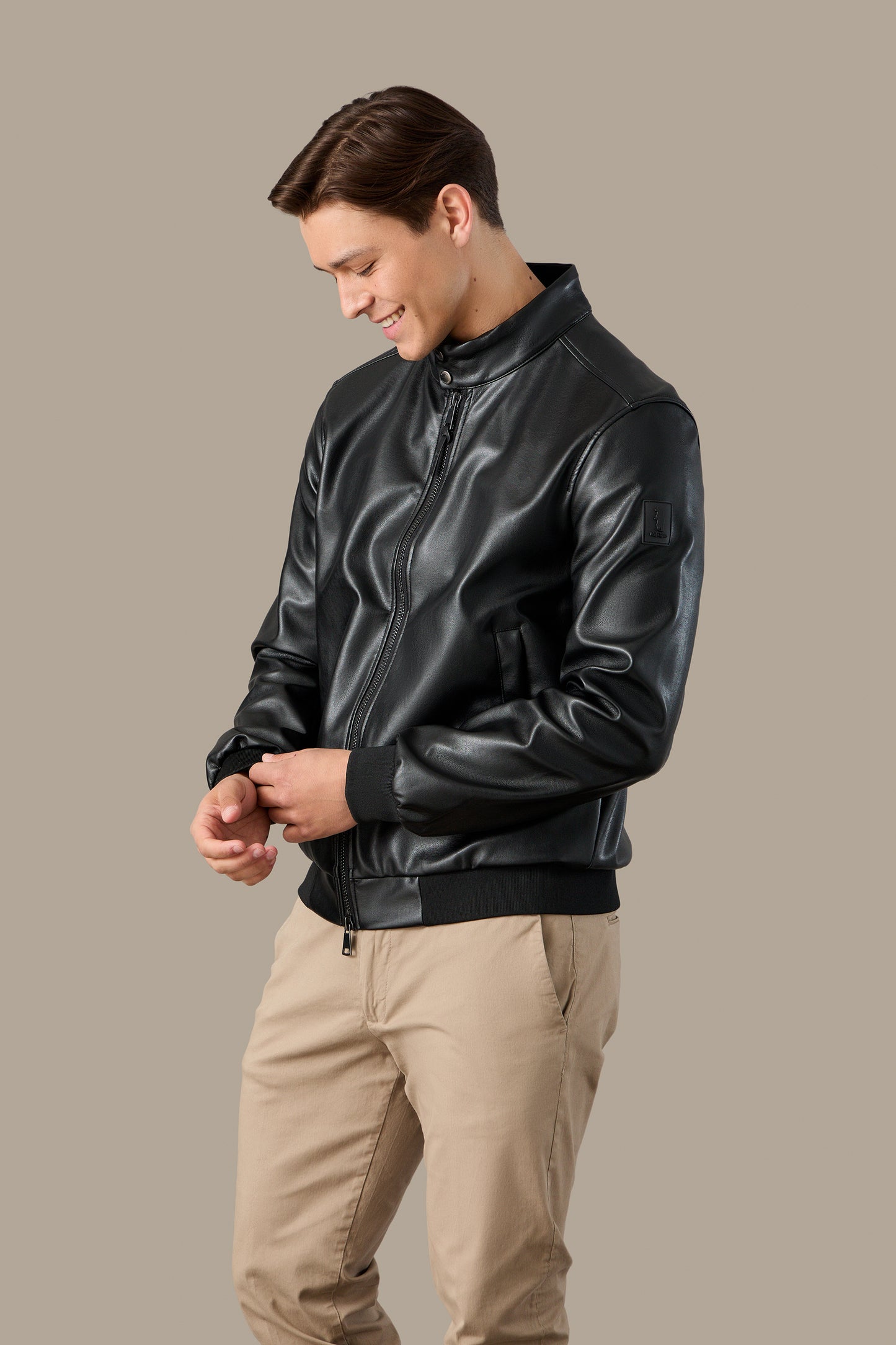 R57042M261_BLACK_06.jpg
